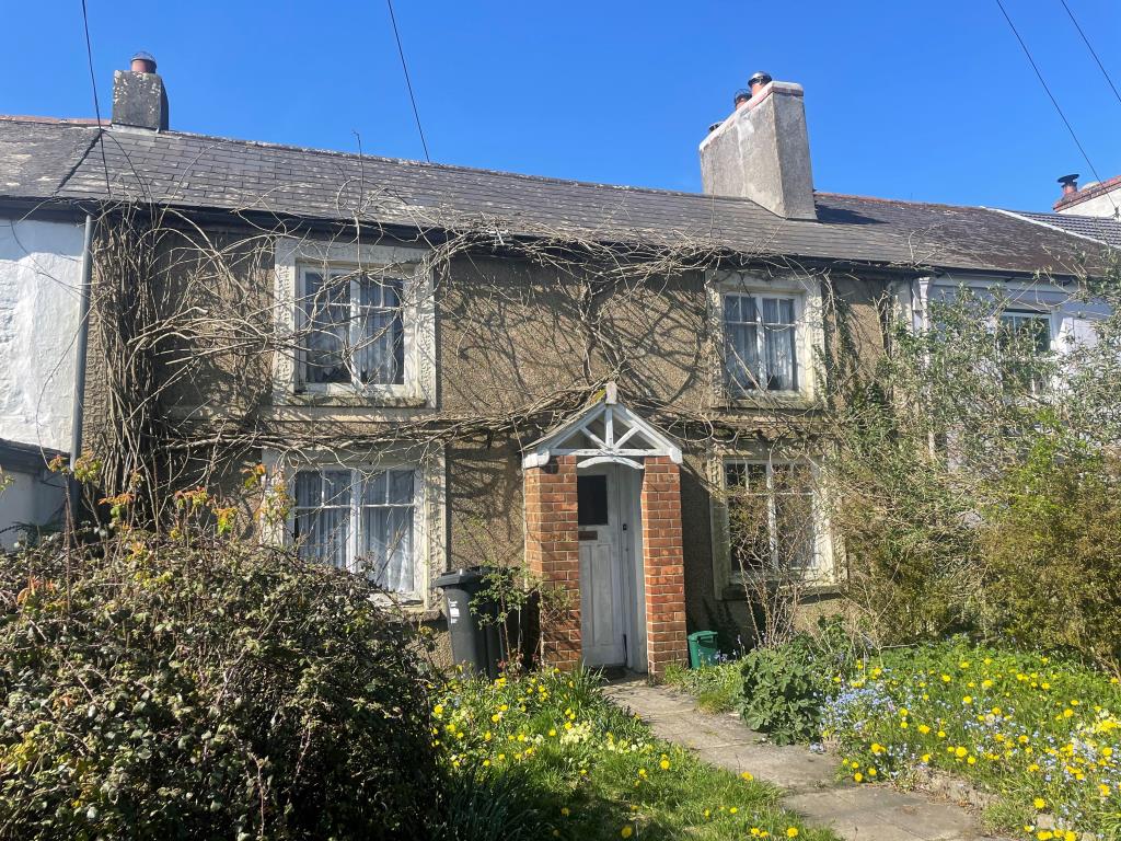 Lot: 23 - TERRACED HOUSE WITH ADDITIONAL ONE-BEDROOM DWELLING, GARAGE, OUTBUILDING AND LARGE GARDEN SPACE - Front of property with garden space in foreground